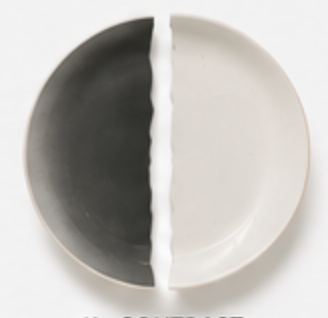 Bord in zwarte en witte helft als beeld bij scheiding in Klarenbeek