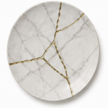 Wit marmeren bord met gouden kintsugi lijnen als symbool voor scheiding in Made