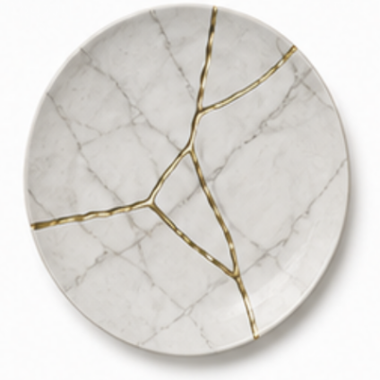 Wit marmeren bord met gouden kintsugi lijnen als symbool voor scheiding in Made