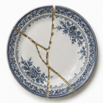 Klassiek blauw bloemen bord met gouden kintsugi lijnen als beeld bij scheiding in Mookhoek