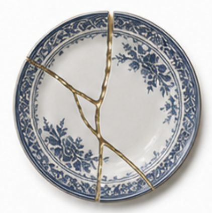 Klassiek blauw bloemen bord met gouden kintsugi lijnen als beeld bij scheiding in Mookhoek