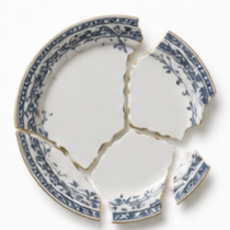 Sierlijk blauw bord met gouden rand in grote stukken gebroken als symbool voor scheiding in Noordhoek