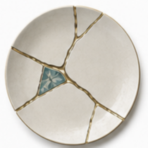 Bord met gouden kintsugi lijnen en turquoise stukje als beeld bij scheiding in Numansdorp