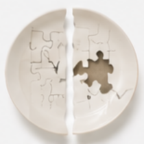 Bord met puzzel en ontbrekend stukje doormidden gebroken bij scheiding in Roelofarendsveen