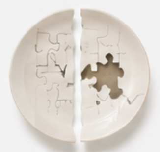 Bord met puzzel en ontbrekend stukje doormidden gebroken bij scheiding in Roelofarendsveen
