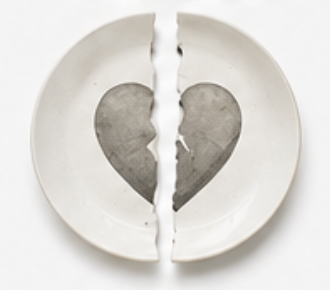 Bord met gebroken hart doormidden gesplitst als symbool voor scheiding in Wilp-Achterhoek