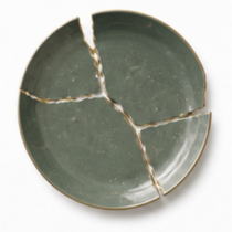 Groen gebroken bord met gouden kintsugi-lijnen als symbool voor scheiding in Driebergen-Rijsenburg