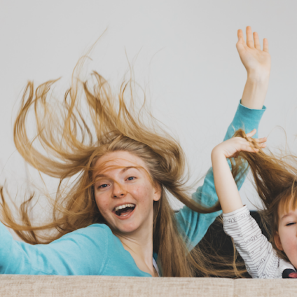 Kinderen die plezier maken na een scheiding terwijl ouders samenwerken vanuit blijvend ouderschap.