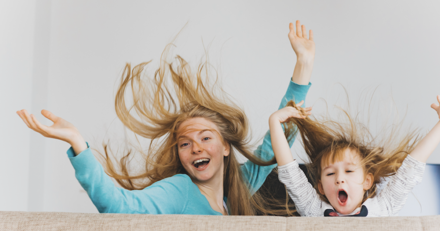 Kinderen die plezier maken na een scheiding terwijl ouders samenwerken vanuit blijvend ouderschap.