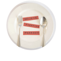 Wit bord met vork, lepel en rode labels met tekst believe fighting freedom als beeld bij scheiding in Berg en Terblijt