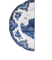 Halve Delfts blauw bord met kasteellandschap afgebroken als symbool voor scheiding in Gronsveld