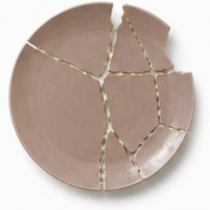 Zachtroze bord in meerdere stukken met gouden kintsugi-lijnen als symbool voor scheiding in Gulpen