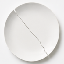 Wit bord met diagonale scheur asymmetrisch gebroken als symbool voor scheiding in Simpelveld