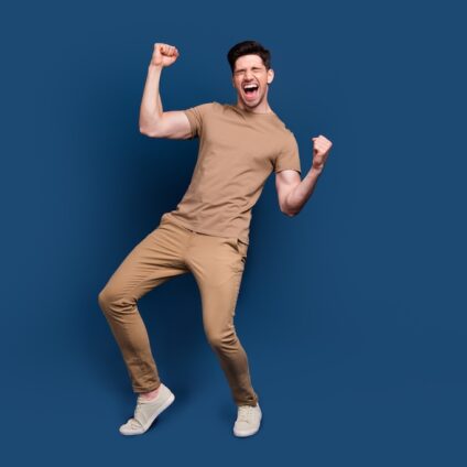 man die blij zijn vuist in de lucht steekt