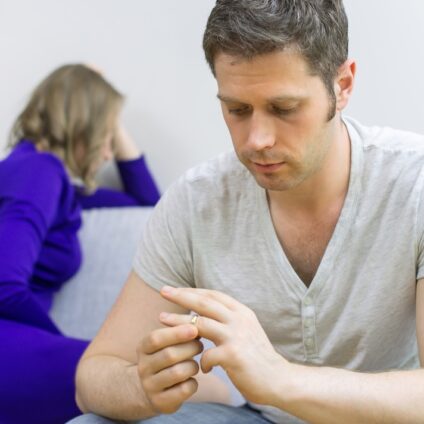 Man doet ring af en weet niet hoe hij met zijn vrouw om moet gaan nu hij wil scheiden