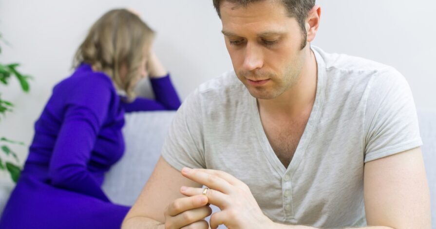 Man doet ring af en weet niet hoe hij met zijn vrouw om moet gaan nu hij wil scheiden