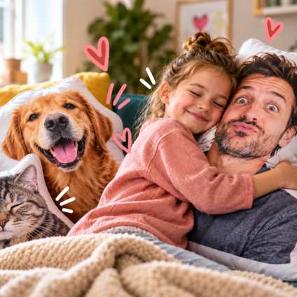 Kind knuffelt met een fotokussen van papa, naast kussens van een hond en kat na een scheiding.
