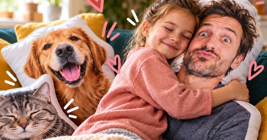 Kind knuffelt met een fotokussen van papa, naast kussens van een hond en kat na een scheiding.